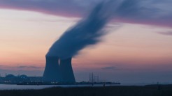 Zwei Kühltürme mit Dampf vor Sonnenuntergangshimmel